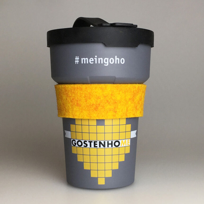 Gostenhome To Go Trinkbecher aus Recyclingplastik mit Filzmanschette