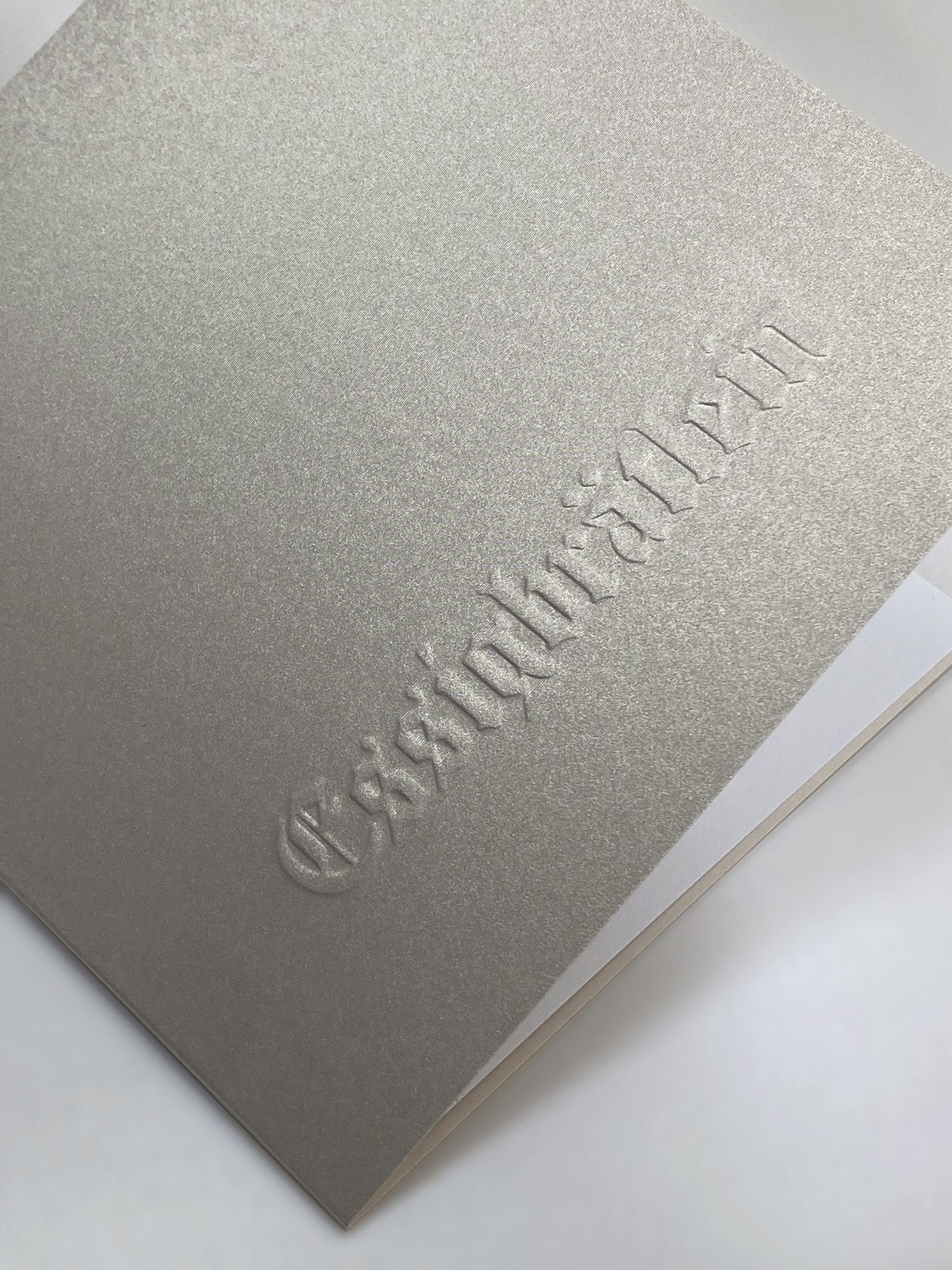 Gutschen für das Sternerestaurant Essigbrätleinmit reliefartiger Blindprägung auf Gmund Feinstpapier