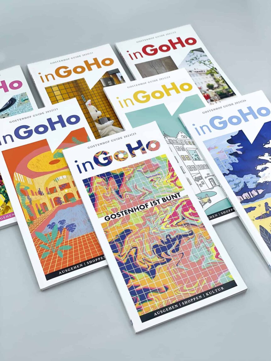Eine Auswahl von inGoHo Gostenhof Guides aus verschiedenen Jahrgängen mit Motiven wechselnder Künstler:innen.