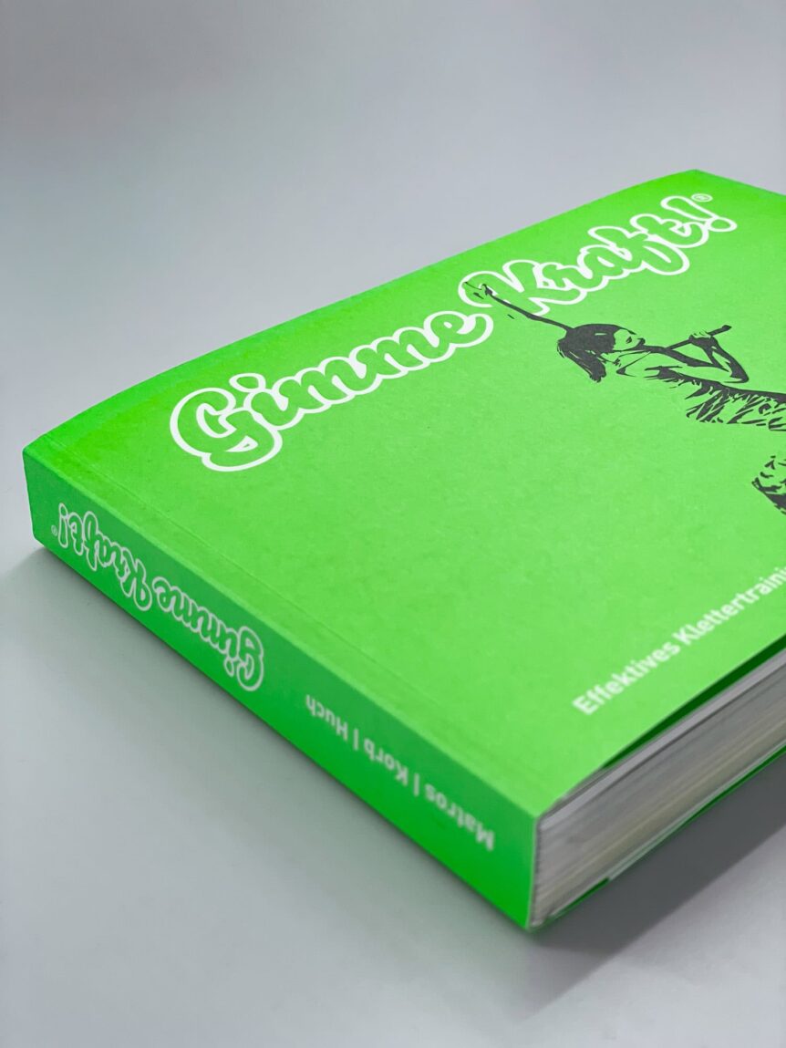Neongrün und schwarz sind die Signalfarben auf dem Cover des Trainigsbuches für Kletternde "Gimme Kraft".