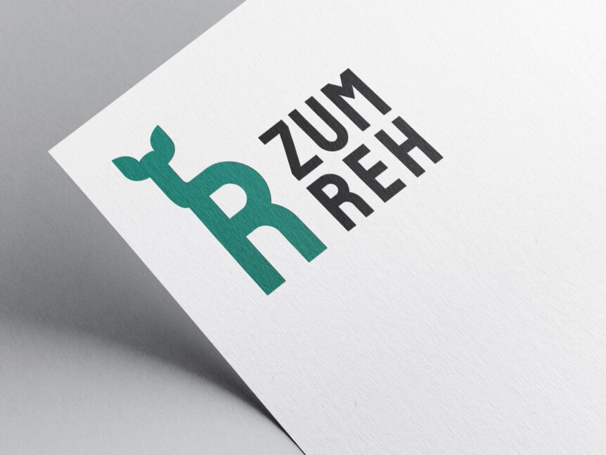Nahaufnahme des Logos des Restaurants Zum Reh in Nürnberg, Signet in Petrolblau und Schriftzug in Schwarz auf Papier