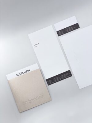 Restaurant Essigbrätlein Geschäftsausstattung: Gutschein, Rechnung, Visitenkarten, Briefpapier maximal reduziertes Design, feine Druckveredelung mit Blindpägung als Spiegel der Küchenphilosophie.