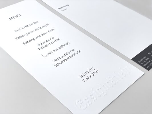 Menükarte und Rechnungsformular für das Essigbrätlein: gedruckt mit nur einer Druckfarbe und mit Blindprägung veredelt