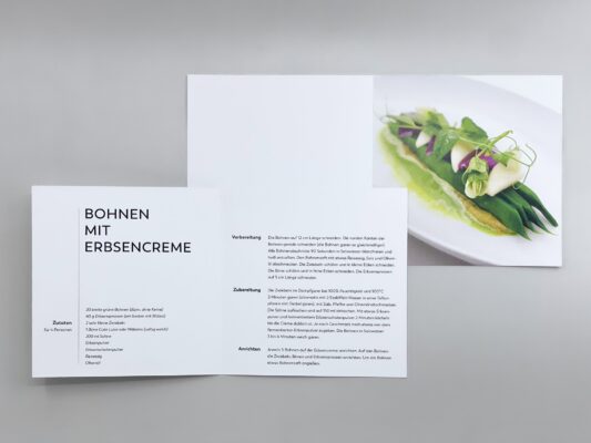 Rezeptkarte für die Essigbrätlein Kochbox: Schlichtes und klares Design für einfach-raffinierte Rezepte, die man zu Hause nachkochen kann.