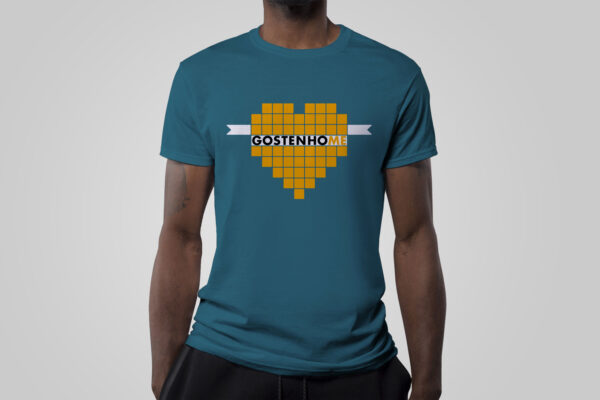 Gostenhome Logo auf nachhaltigen Merchprodukten, hier ein fair produziertes T-Shirt