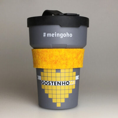 Gostenhome To Go Trinkbecher aus Recyclingplastik mit Filzmanschette