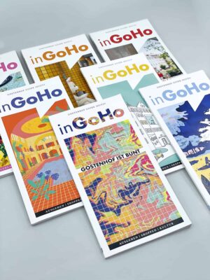 Eine Auswahl von inGoHo Gostenhof Guides aus verschiedenen Jahrgängen mit Motiven wechselnder Künstler:innen.