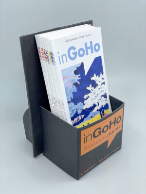 Hochwertige Aufsteller aus schwarzem Karton mit Folienprägung bieten Platz für ca. 15 Ausgaben des inGoHo Magazins.