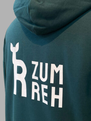 Petrolblaues Hoodie in Nahaufnahme von hinten mit dem Schriftzug "Zum Reh" in weiß, angefertigt für das Restaurant Zum Reh in Nürnberg