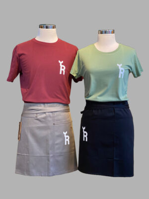 Arbeitskleidung für das Restaurant zum Reh in Nürnberg, Shirts in Rot und Hellgrün mit Logo, dazu Kellnerschürzen in Grau und Schwarz mit Logo