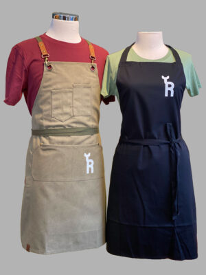 Arbeitskleidung für das Restaurant Zum Reh in Nürnberg, Schürzen in Beige und Schwarz mit Signet in weiß